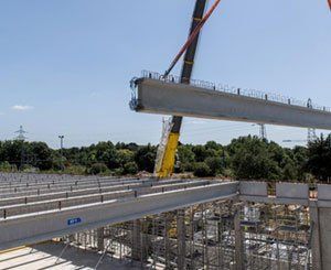Pose rapide de 19 poutres précontraintes très grandes portées sur le chantier du CREPS des Pays de la Loire