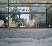 Béton coulé à point, une boulangerie-café par Atelier Mima