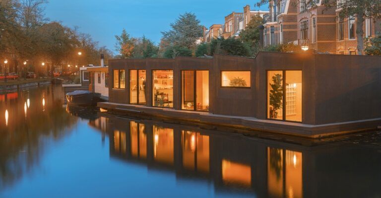Une maison flottante durable à partir de bois et de liège massifs à Leidein, Pays Bas