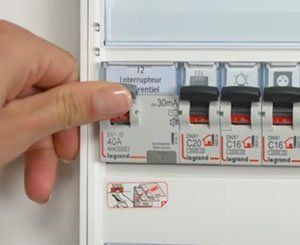Installer un interrupteur différentiel Legrand dans son tableau électrique