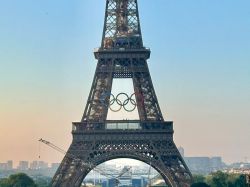 La tour Eiffel se pare des anneaux olympiques