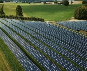 Dans les monts d'Auvergne, les maires restent tiraillés face aux éoliennes et fermes solaires