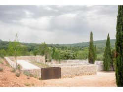 Une extension en pierre locale réancre un cimetière provençal dans son paysage