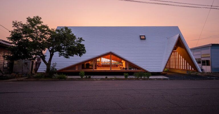 Cette maison bois japonaise reflète l’image d’une grande tente