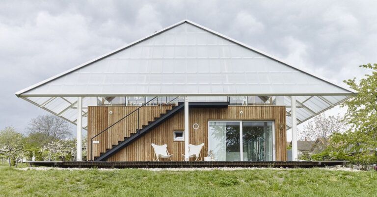 Une maison bois avec une serre en lieu et place de toit