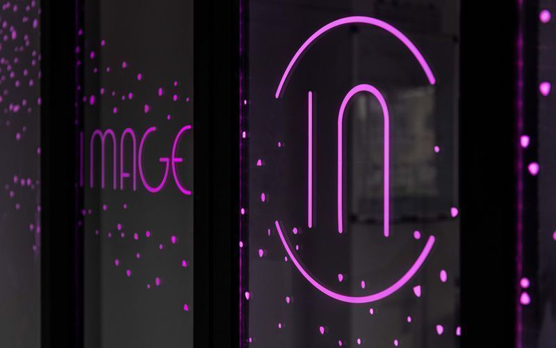 image in une porte automatique pour illuminer votre entree