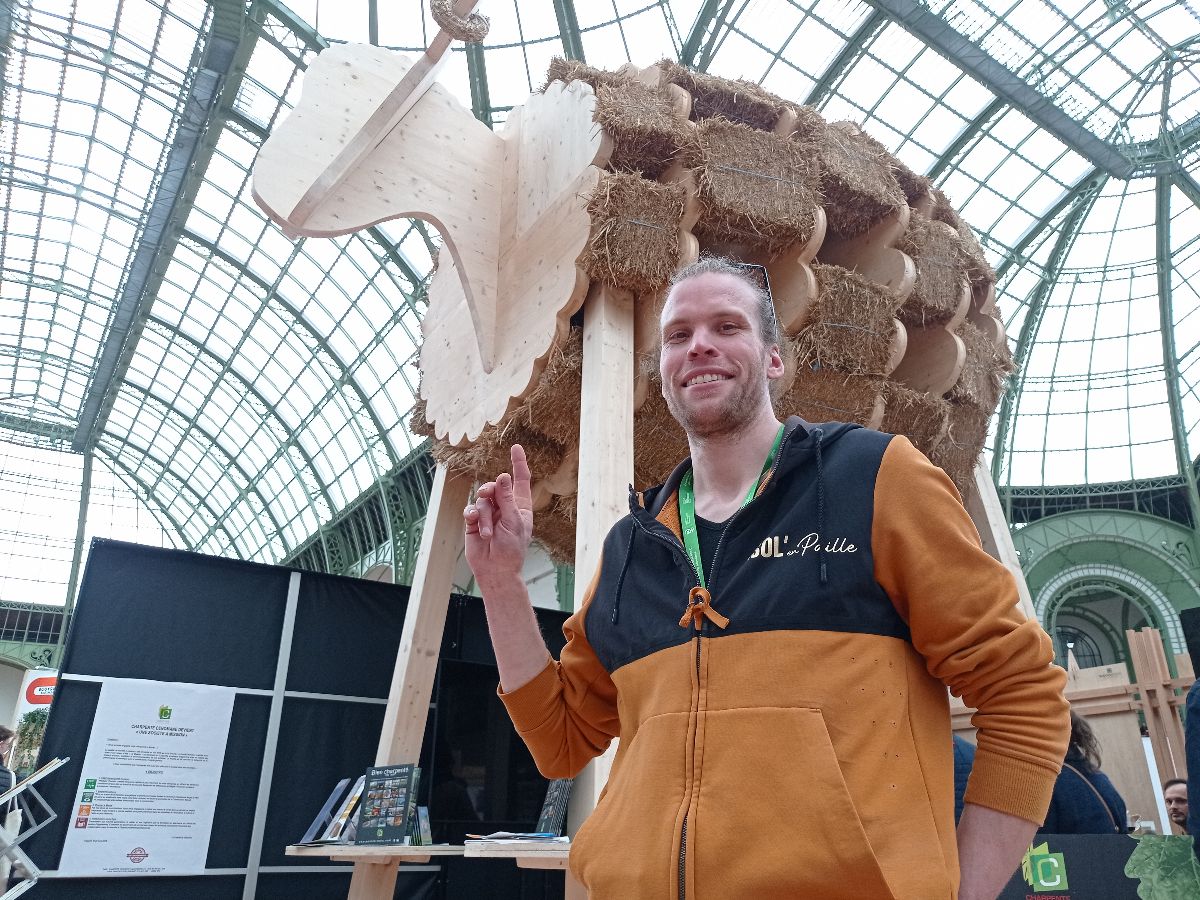 La botte de paille se met au bon format pour imposer sa fibre en isolation des bâtiments