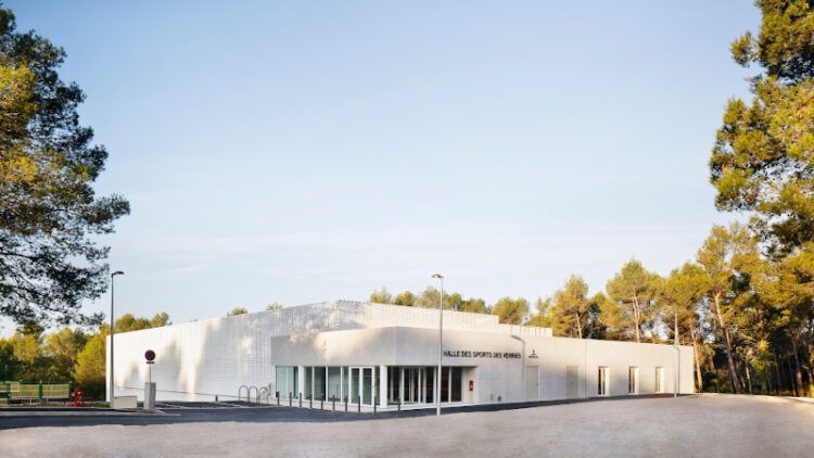 Halle des sports des Verriès, à Saint-Gély-du-Fesc, par A+Architecture