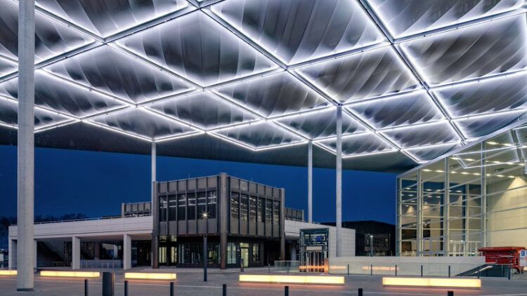 La toiture du parc des expos de Düsseldorf, conçue par SOP : lumineuse et légère