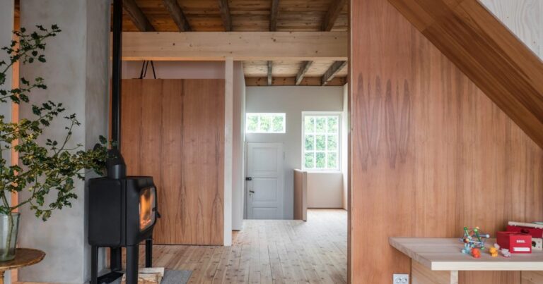 Une rénovation de maison ancienne norvégienne qui fait la part belle au bois brut