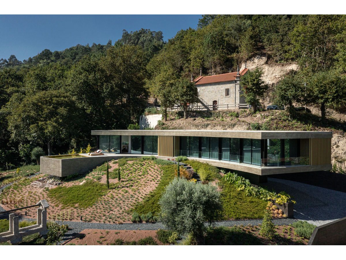 Au Portugal, une maison contemporaine connectée à son environnement