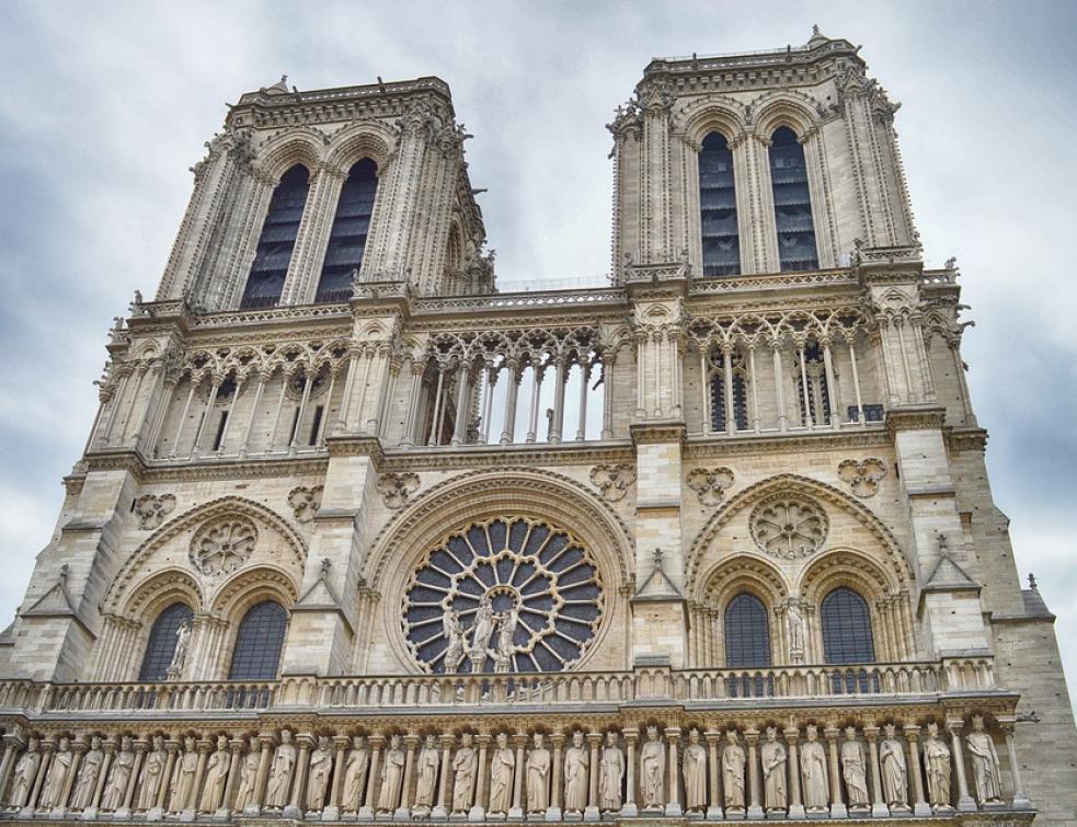 Florès de pétitions "pour la restauration de Notre-Dame à l'identique"