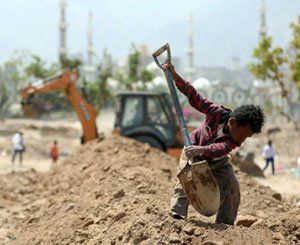 Des Yéménites obligés de mettre la main à la poche pour construire une route