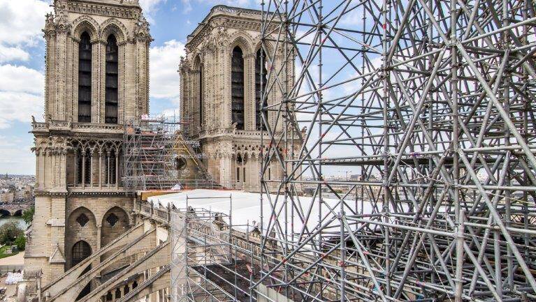 Annonces sur le parvis de la cathédrale Notre-Dame de Paris