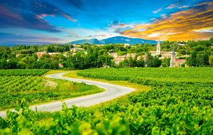 Qui est responsable de l'entretien d'une route départementale traversant une commune ?