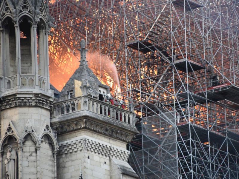 Incendie de Notre-Dame : les images impressionnantes publiées par les pompiers