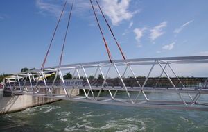 Cette passerelle en aluminium brille au-dessus du Rhin à Gambsheim