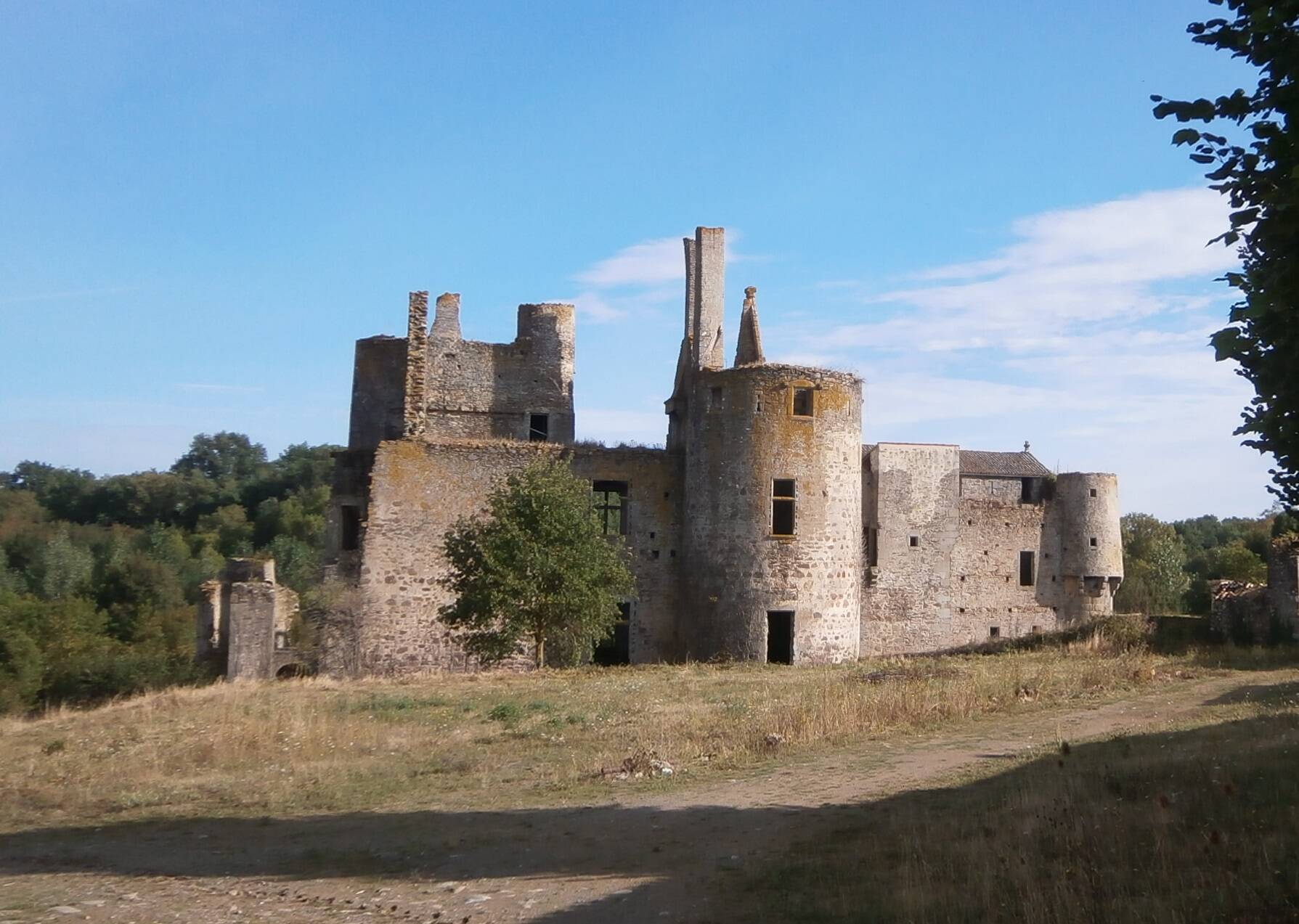 Le château de Glénay va retrouver un toit
