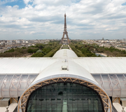 Signé Wilmotte, le Grand Palais éphémère déploie ses voûtes de bois au pied de la Dame de fer