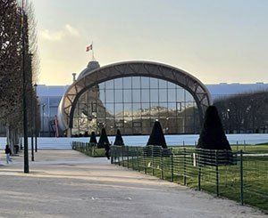 Le Grand Palais éphémère en bois de l'architecte Wilmotte sur le Champ de mars sera inauguré en juin