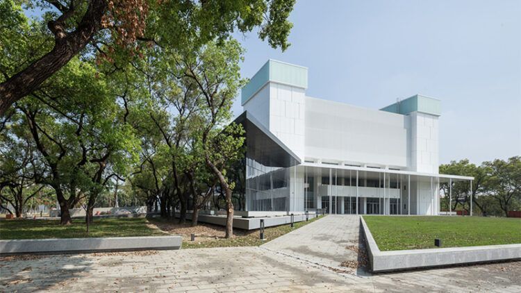A Taïwan, Mayu Architects réhabilite un centre culturel en bibliothèque
