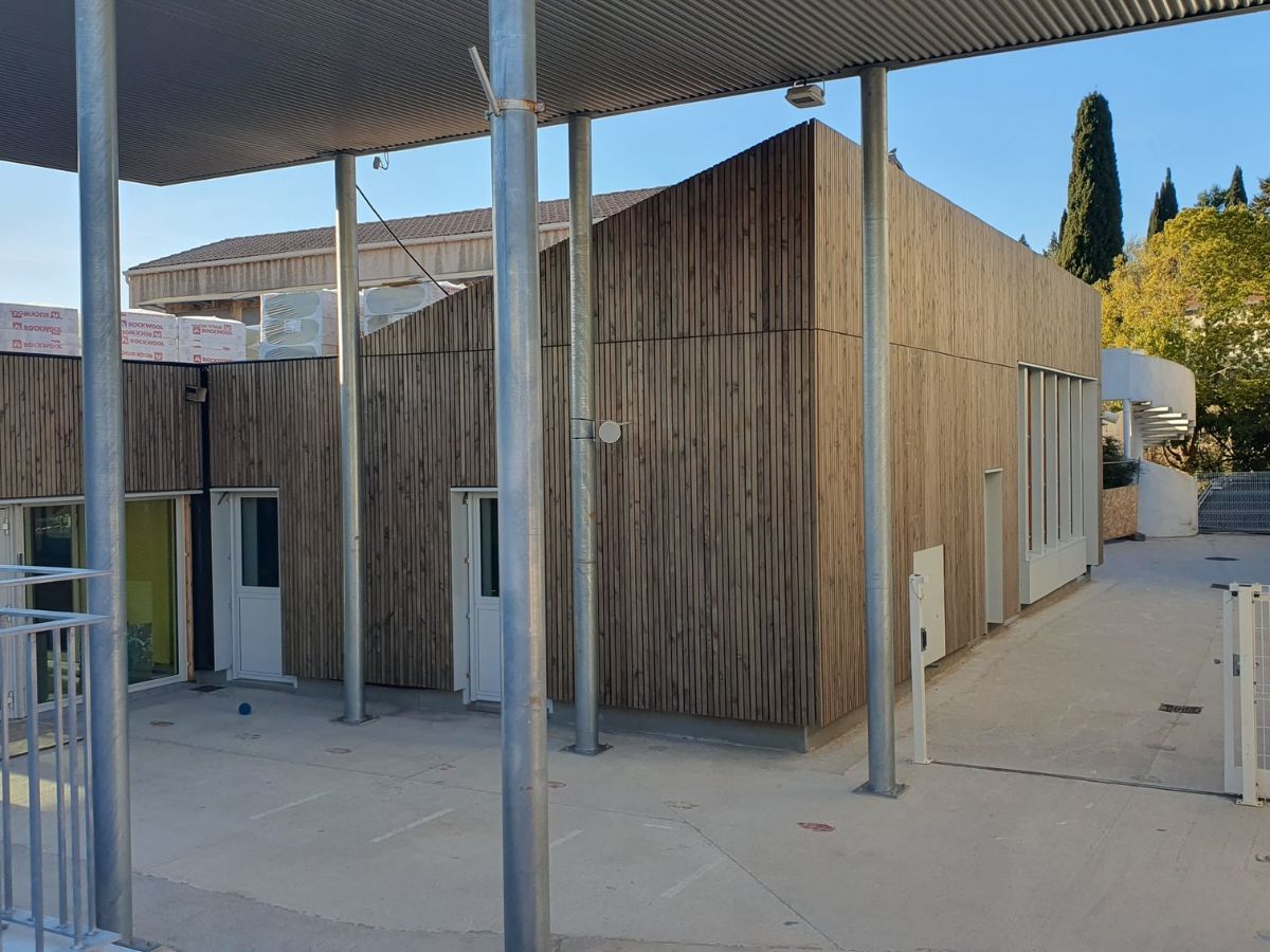 Près de Montpellier, une école se couvre d'un manteau bois-paille pour réduire sa facture