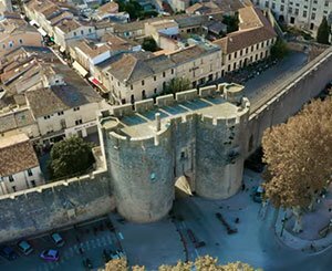 Vol au-dessus des tours et remparts d'Aigues-Mortes