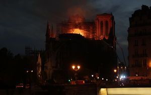 La structure de Notre-Dame de Paris survit au violent incendie 