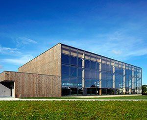 Wicona équipe la salle omnisports de Langueux de nouvelles fenêtres respirantes thermo-acoustiques