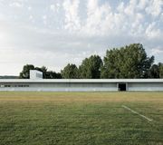 Un complexe sportif minimaliste en béton à L'Isle d'Abeau, par Lis & Daneau