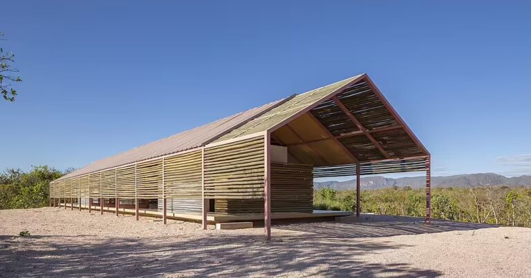 Détail d’architecture : la toiture comme rempart à la chaleur