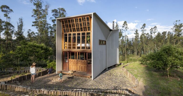 Une maison en matériaux recyclés qui s’inscrit dans un projet de réhabilitation de la biodiversité