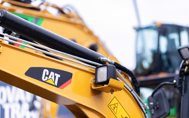 face au repli de la demande caterpillar ajuste ses ambitions pour 2024