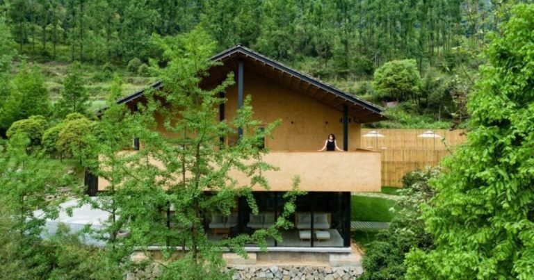 Des murs en pisé pour une résidence cachée dans les montagnes du Zhejiang (Chine)