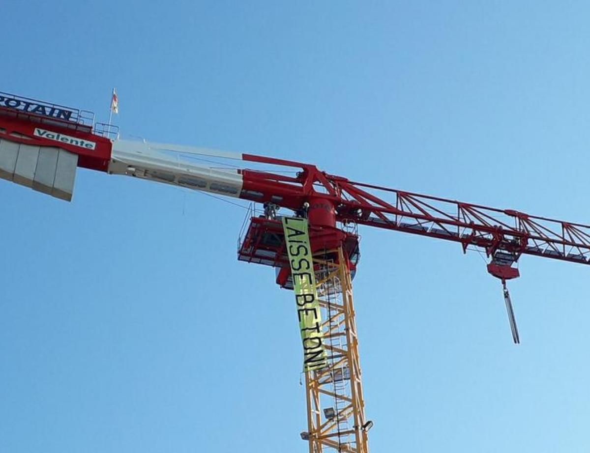 Chambéry: des militants sur une grue contre un chantier controversé