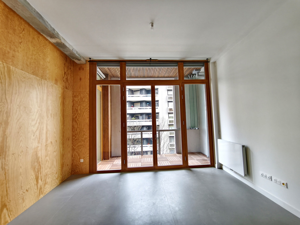 Surélévation en structure bois et transformation de bureaux en logements à Paris