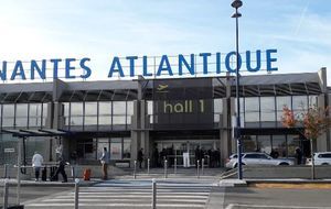 Aéroport de Nantes: l'Etat annonce un couvre-feu et l'allongement de la piste