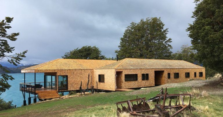 Une maison chilienne préfabriquée sur piliers et bardeaux de bois