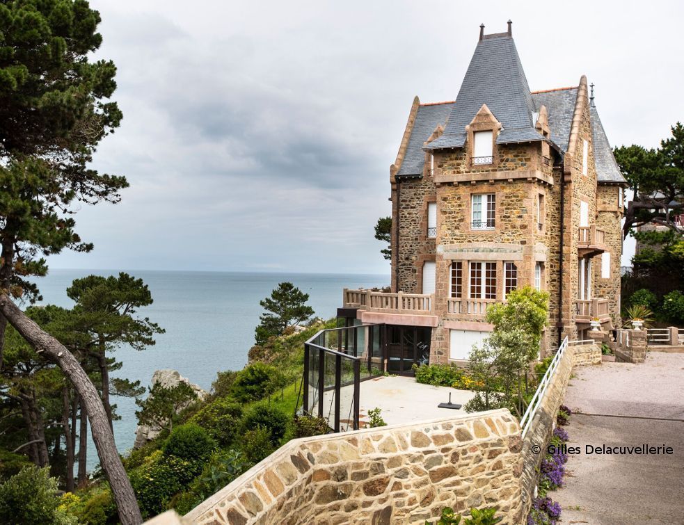 Rénovation d’une villa bretonne ancienne attaquée par le mérule