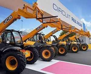 Des machines JCB sur la grille de départ du Grand Prix de France