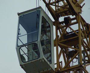 Le chargement d'une grue bascule sur un chantier à Nanterre et tue un ouvrier