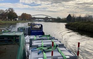 Des pavés par bateau pour la Manufacture de tabacs de Strasbourg