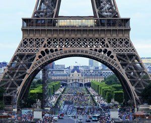 Électriciens, éboueurs, égoutiers, cheminots rassemblés devant la Tour Eiffel contre la réforme des retraites