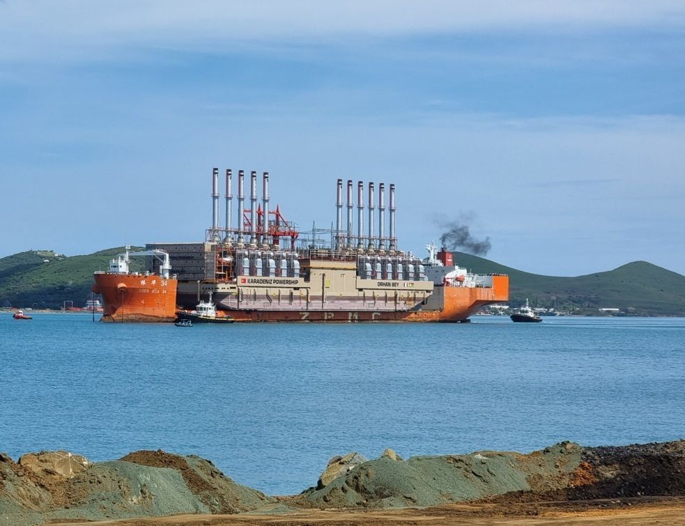 Une centrale électrique flottante acheminée en Nouvelle-Calédonie par la SLN (Eramet)