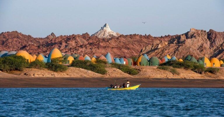 Earthbag : le village de dômes colorés sur l’île d’Hormuz en Iran