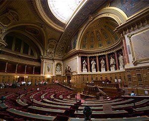 Le Sénat vote un report de la taxe de 10 euros pour les CDD d'usage