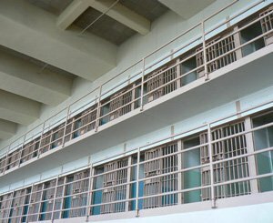 Entre surpopulation et canicule, les prisons suffoquent