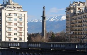 Béton armé: à Grenoble, la tour Perret entame sa cure de jouvence