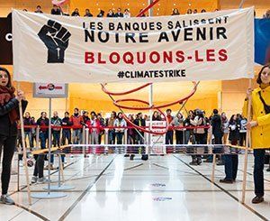 Des étudiants et lycéens bloquent le siège de la Société Générale pour le climat