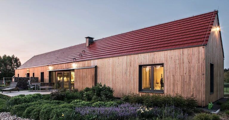 Simplicité et matériaux locaux pour cette maison bois polonaise